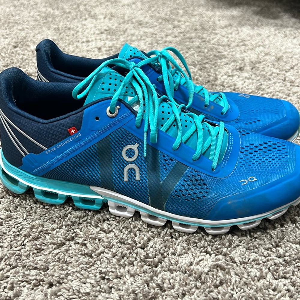 Oncloud Women’s running shoe. Size 9.5